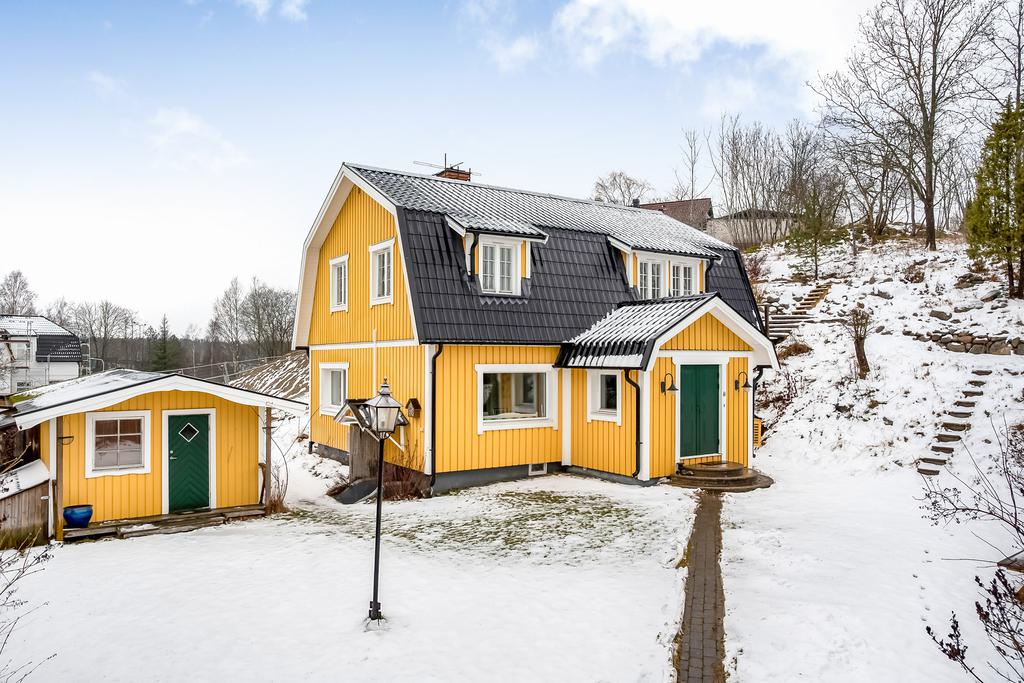 Takrenovering Tegeltak Attefallshus. Handen Strömslund